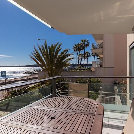 Bright Two Bedroomed Apartment On The Beach In Cannes With Huge Terrace With Fabulous Sea Views - 2001 외부 사진