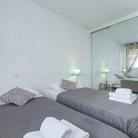 Bright Two Bedroomed Apartment On The Beach In Cannes With Huge Terrace With Fabulous Sea Views - 2001 외부 사진