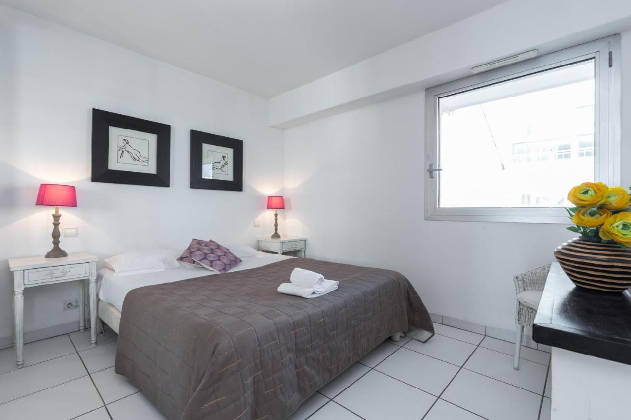 Bright Two Bedroomed Apartment On The Beach In Cannes With Huge Terrace With Fabulous Sea Views - 2001 외부 사진