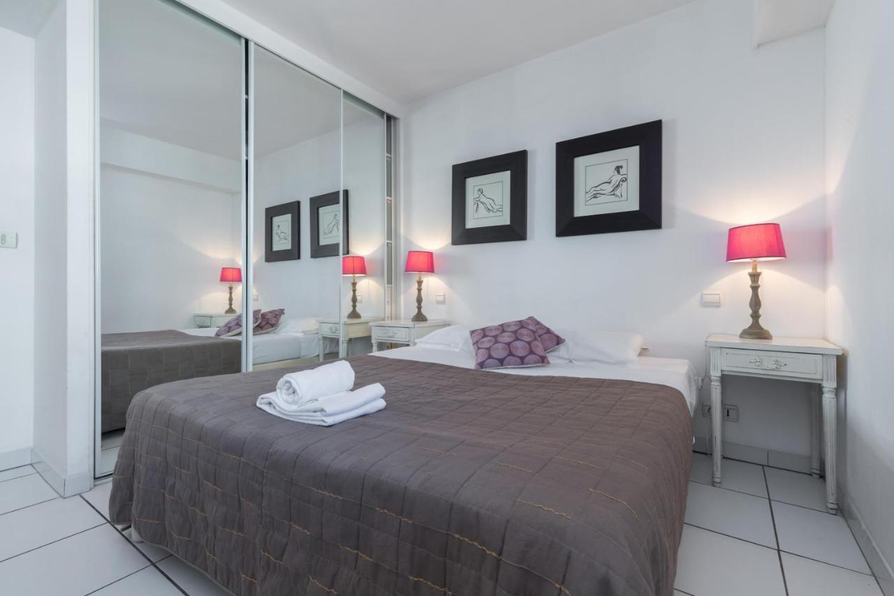 Bright Two Bedroomed Apartment On The Beach In Cannes With Huge Terrace With Fabulous Sea Views - 2001 외부 사진