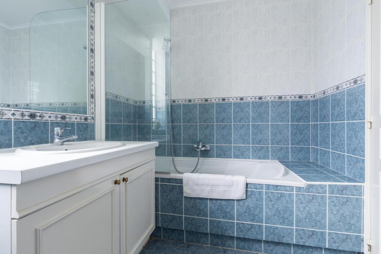Bright Two Bedroomed Apartment On The Beach In Cannes With Huge Terrace With Fabulous Sea Views - 2001 외부 사진
